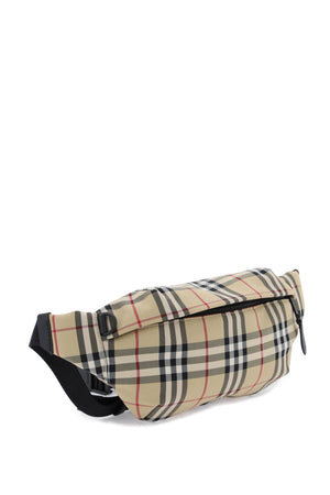 Túi đeo hông Burberry với họa tiết kinh điển dành cho nam giới màu be