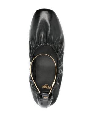 Giày búp bê da đen với chi tiết nhăn và dây chuyền mắt cá chân FF cho nữ