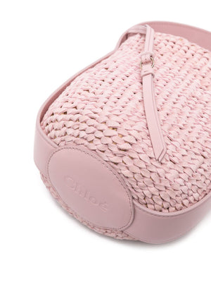 刺繍ハンドルと調節可能なストラップが特徴のピンクスウェードミニバケットバッグ