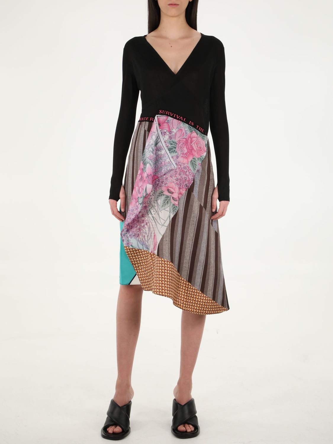 マルチカラーのヴィ－ネックと非対称スカートが特徴のユニークなデザインの女性用ラップドレス