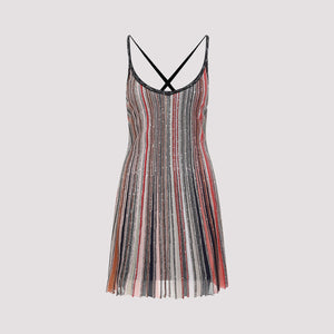 ミッソーニのエリートイタリアンデザイナーによるSS24コレクションのカラフルなショートドレス