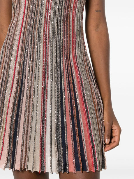 黒ストライプの短いドレス　メタリックな糸とシークインで装飾 (Black Striped Short Dress with Metallic Threading and Sequin Embellishment)