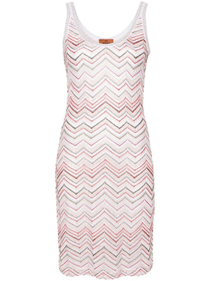 ライトピンクのジグザグ模様のノースリーブショートドレス