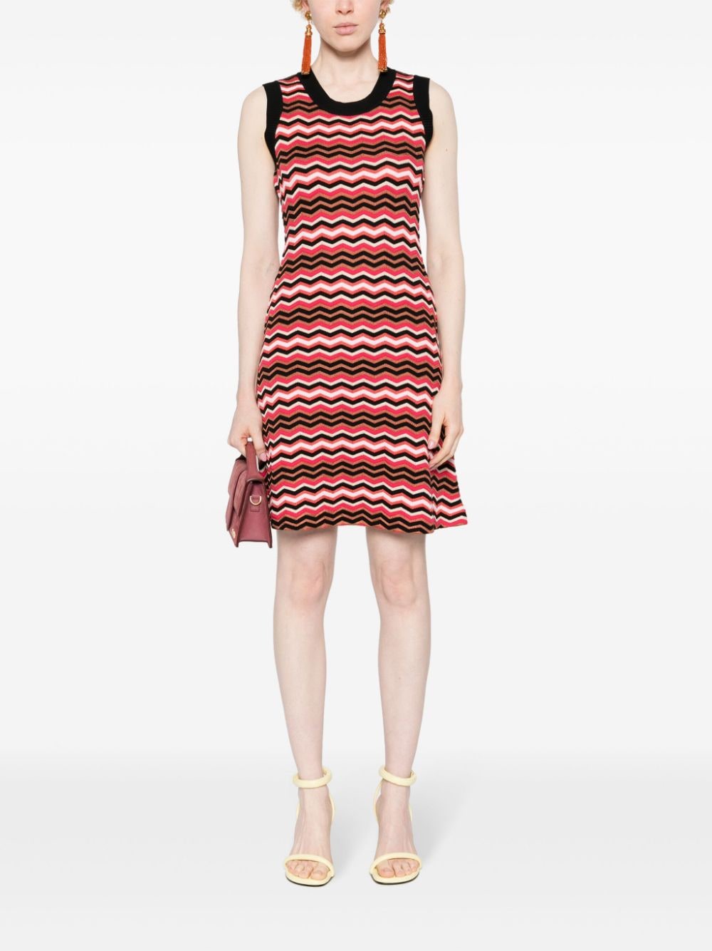 ジグザグ模様のショートドレス - マルチカラーチェブロンニットのフレアスカート