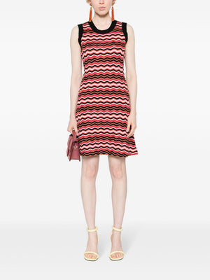 ジグザグ模様のショートドレス - マルチカラーチェブロンニットのフレアスカート