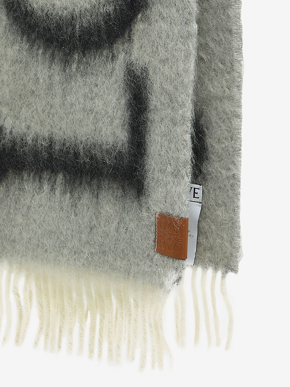迷人的米色羊毛与鬃毛围巾，配有流苏边和铭文压花皮革标记