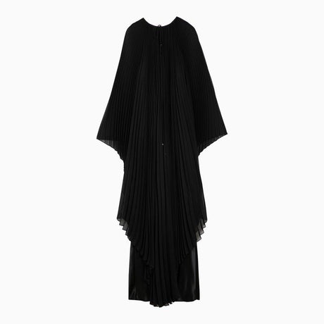 黑色褶皱雪纺连衣裙配丝绸吊带裙和花朵胸针