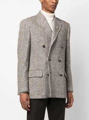 深色雙排釦斜紋羊毛西裝外套，附帶胸針