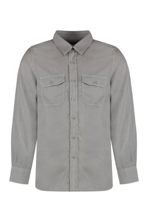 男人灰色棉质斜纹衬衫，前口袋和圆形下摆