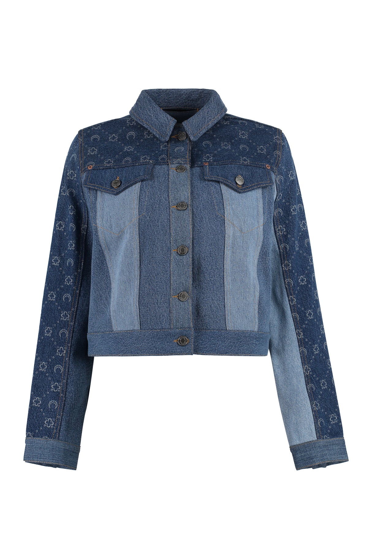 藍色牛仔外套，女款，附有潮流字母圖案和對比縫紉