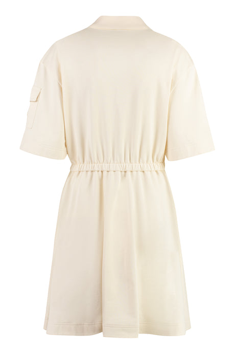 Váy đơn giản mà sang trọng với logo và túi cài bằng vải bông màu trắng