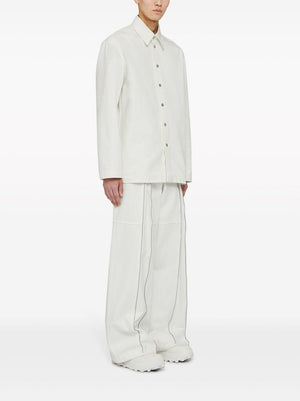 オーガニックコットンデニムシャツ - ホワイトロゴの刻印入りクラシックカラーシャツ（男性用）FW23