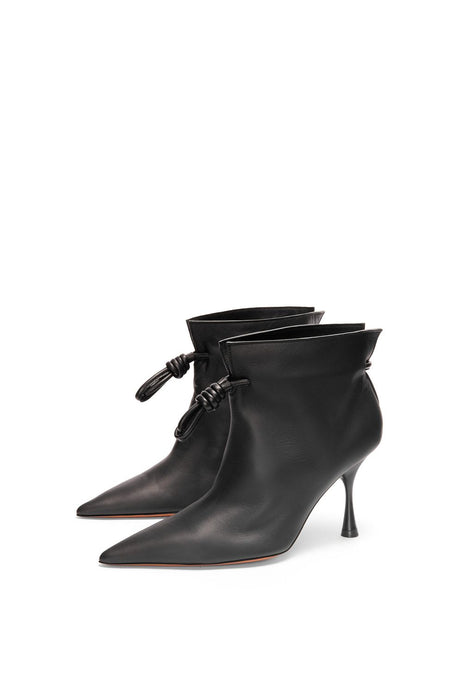 时尚潮流——黑色靴子，为前卫女性而量身定制