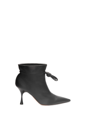 时尚潮流——黑色靴子，为前卫女性而量身定制