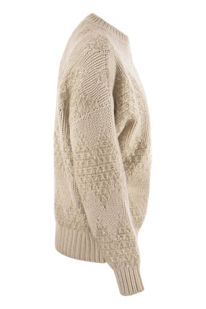 Áo len, cashmere, và lụa với họa tiết hình học và đính sequin