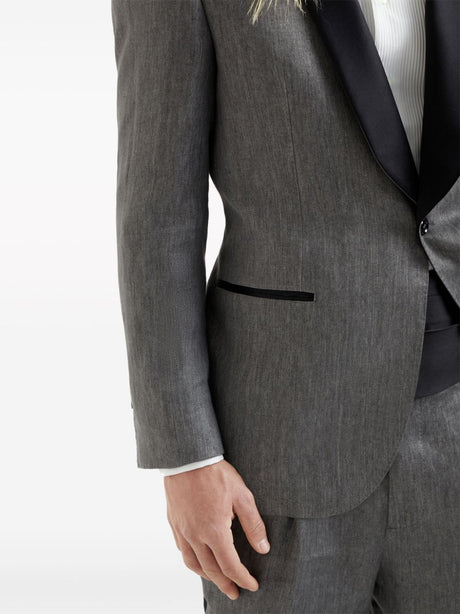 男士灰色亚麻吸烟西装配围巾领，采用可持续材料，适用于SS24季