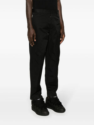 男士黑色棉質機車褲，附有商標徽章和拉鍊口袋