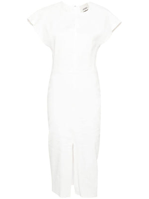 キーホールネックラインとキャップスリーブが特徴の白色ミディドレス