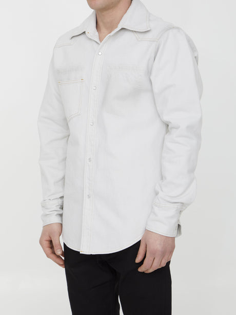 白綿デニムシャツ メンズ用 - 目立つステッチ、ポイントカラー、前ボタン留め、パッチポケット、カーブドヘム