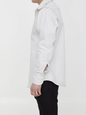 白綿デニムシャツ メンズ用 - 目立つステッチ、ポイントカラー、前ボタン留め、パッチポケット、カーブドヘム