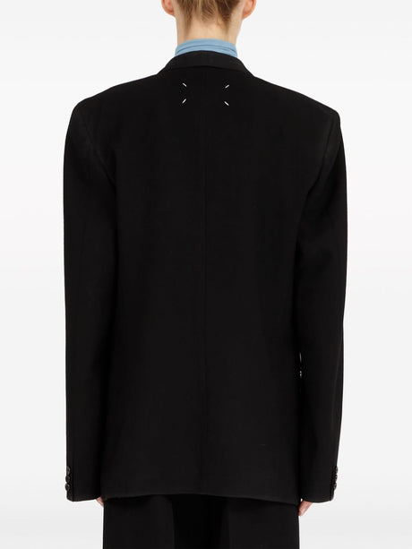 Blazer nữ màu đen, vải lãnh, kiểu áo đơn ngực với logo bốn đường chỉ đặc trưng