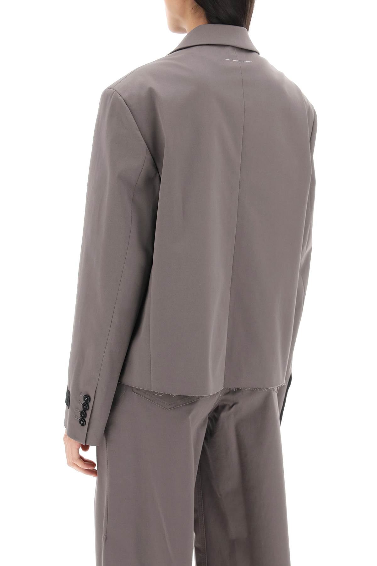 穿上這件流行的MM6 MAISON MARGIELA修身西裝外套，時尚潮流不停歇！