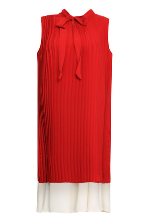 红色有褶皱层叠连衣裙，配束带领口，适合女性2024