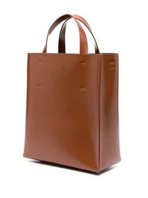时髦女性必备：原版SS24系列小博物馆购物袋-棕色小牛皮