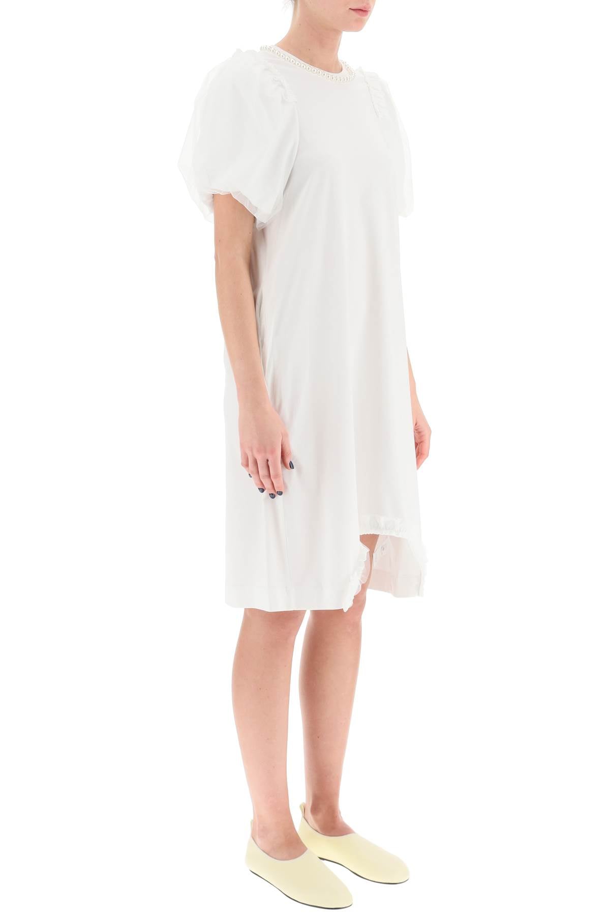 白のひざ丈チュールスリーブとパール装飾の女性用Tシャツドレス