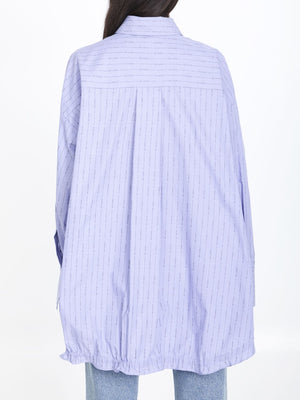 淡蓝色条纹棉质衬衫，配有侧开褶和扣袖，适合女性