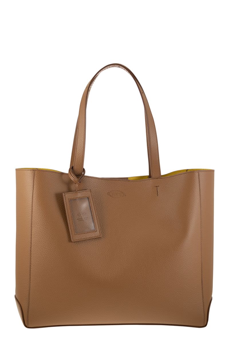 精緻造型的棕色真皮手提包
