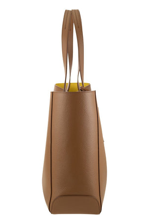 精緻造型的棕色真皮手提包